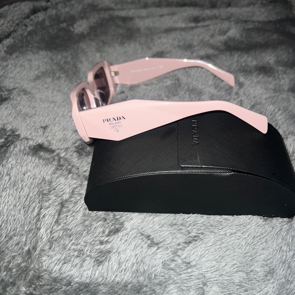 🔥Prada sunglasses women’s🔥 - Picture 9 of 11